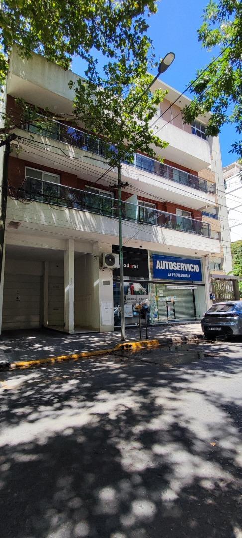 ALQUILER Amplio depto de 3 amb. con cochera, BAJAS EXPENSAS!