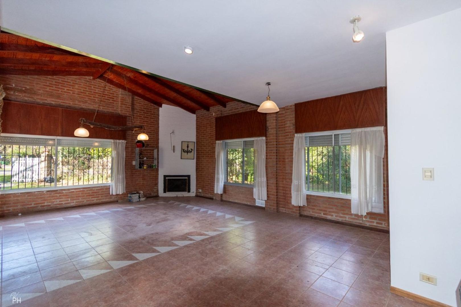 Casa en Venta con 2 cocheras