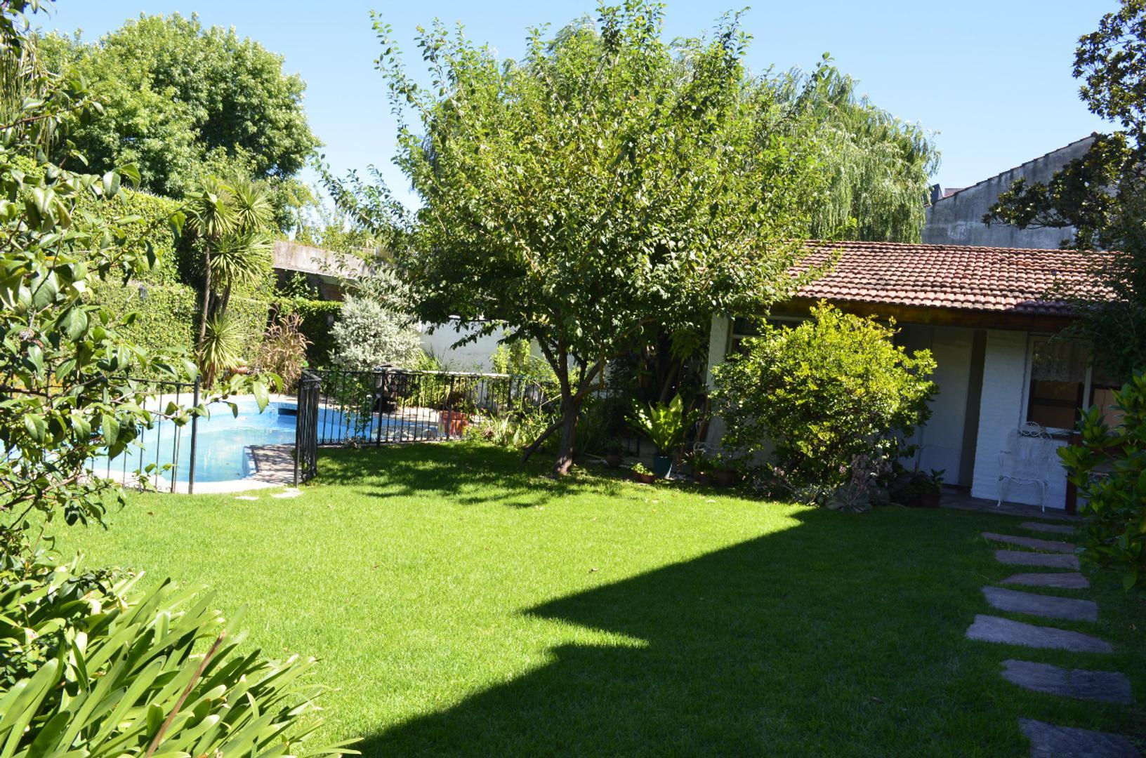 Casa en Venta con 3 cocheras