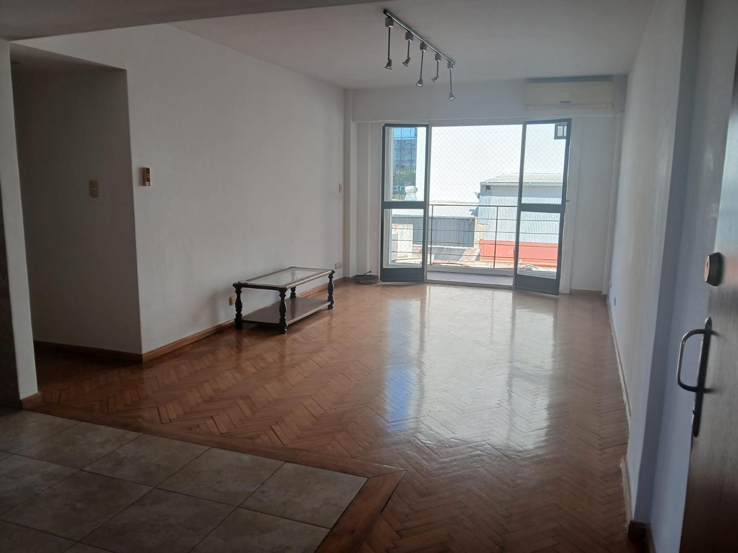Venta. Departamento 3 ambientes. Sucre y Libertador.