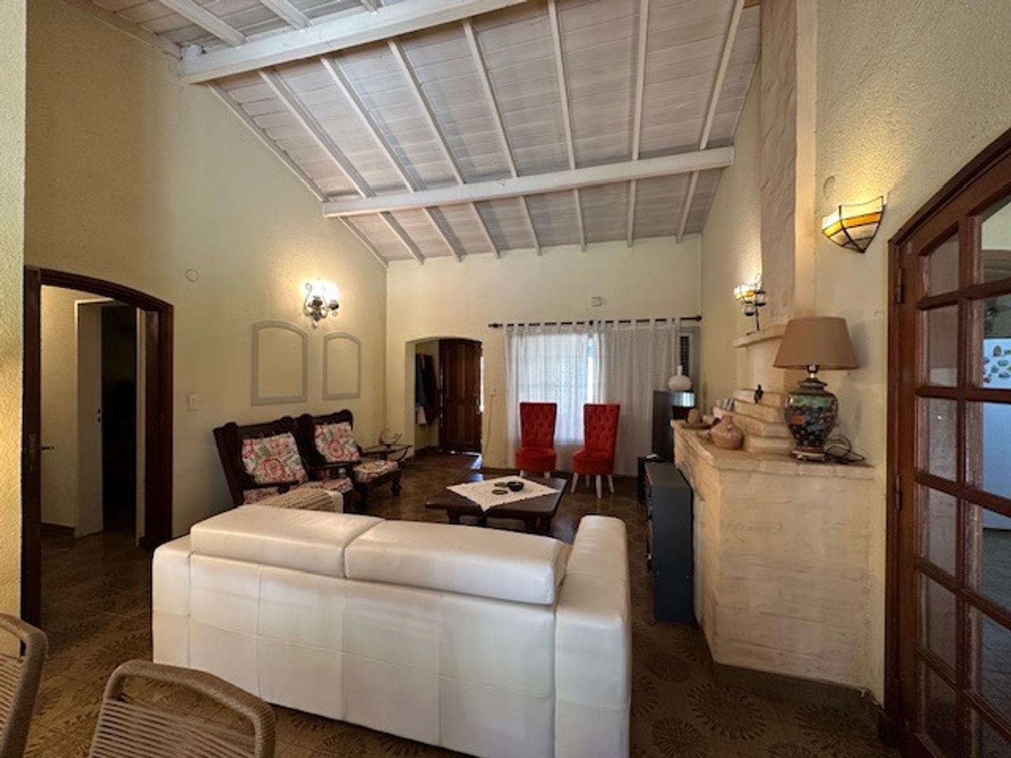 Casa en Venta con 2 cocheras