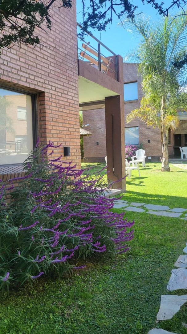 Casa 6 ambientes con 5 baños