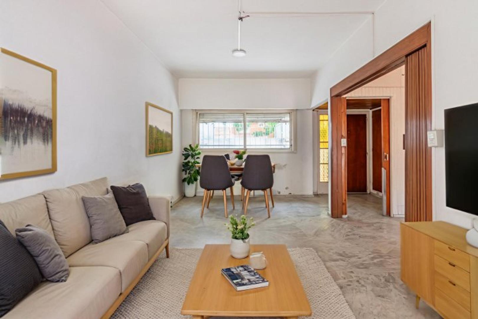 Venta. Casa de 3 amb en planta baja con jardín y cochera cub