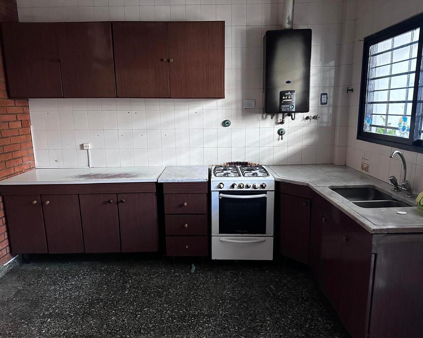 Casa 4 ambientes con 2 baños