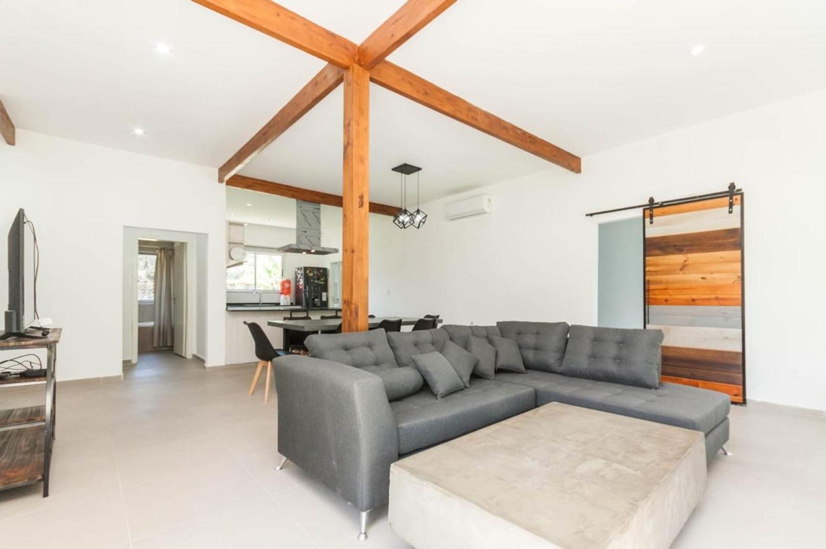 Casa en Alquiler Temporal con 4 cocheras