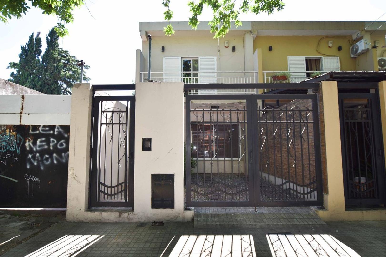 VENTA duplex 3 dormitorios cochera y patio