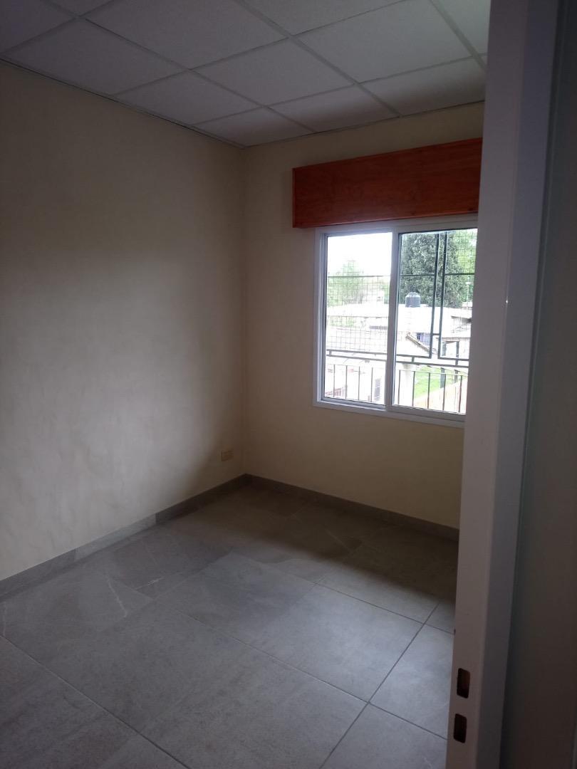 Departamento en Alquiler en Luis Guillon, $ 490.000