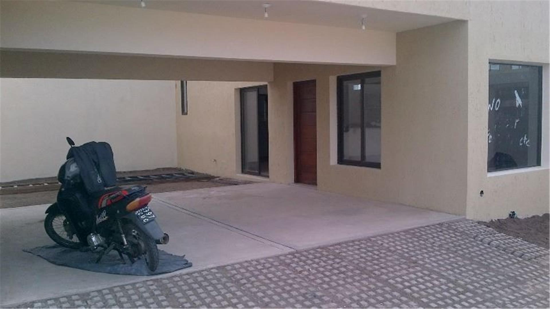 Casa en Alquiler con 2 cocheras