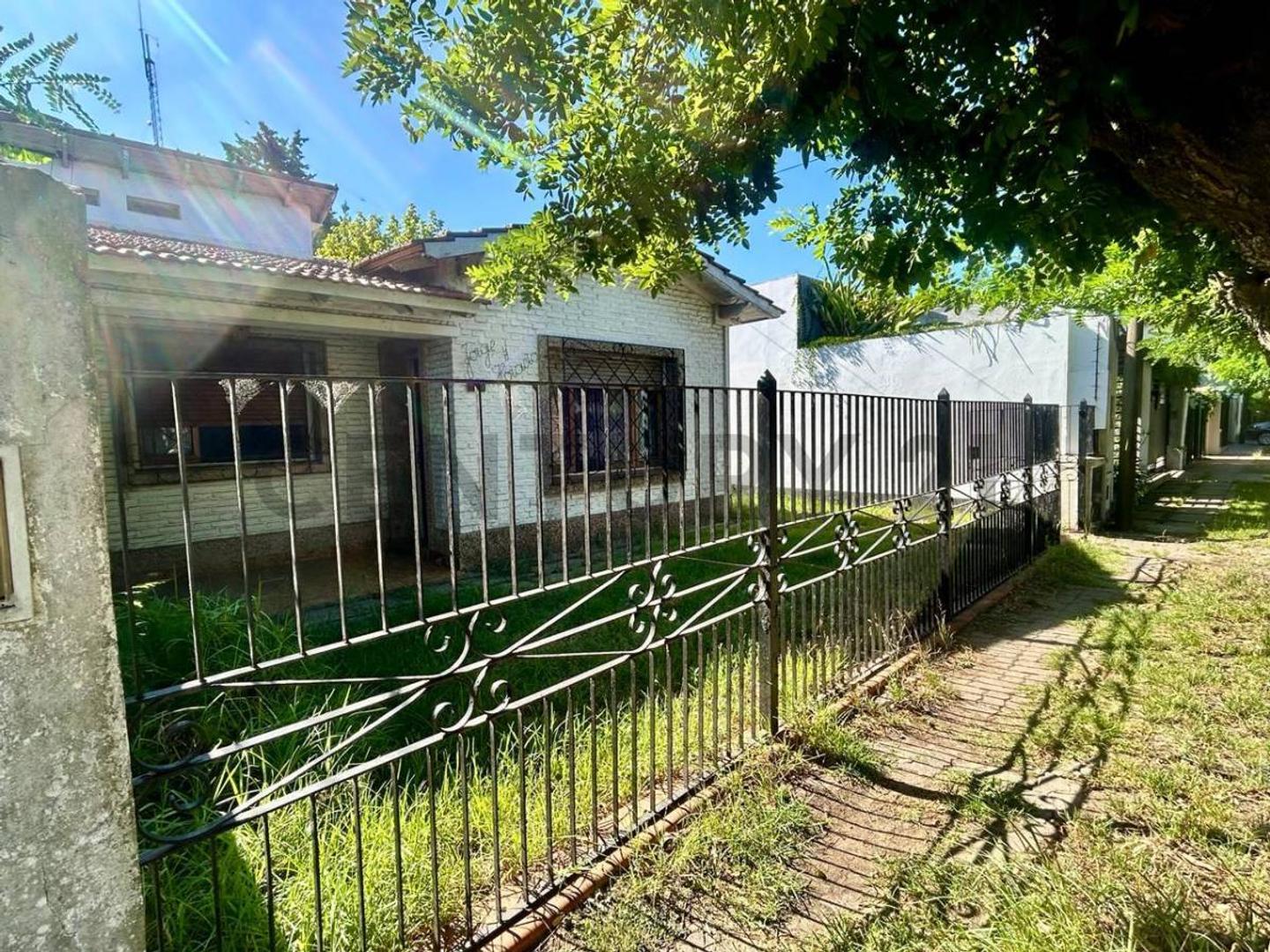 Calle 461 E entre 13 c y 14 City bell - La plata | VENTA DE CASA A RECICLAR