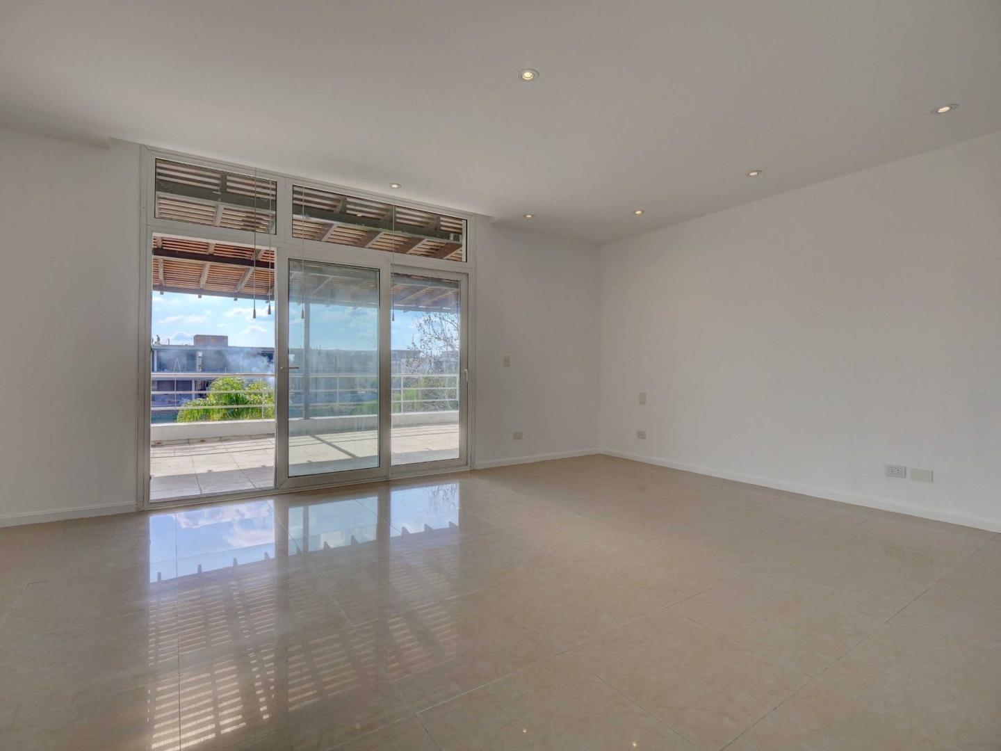 Casa en Venta con 6 cocheras