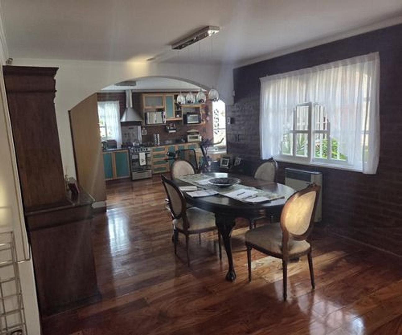 Casa 5 ambientes con 2 baños