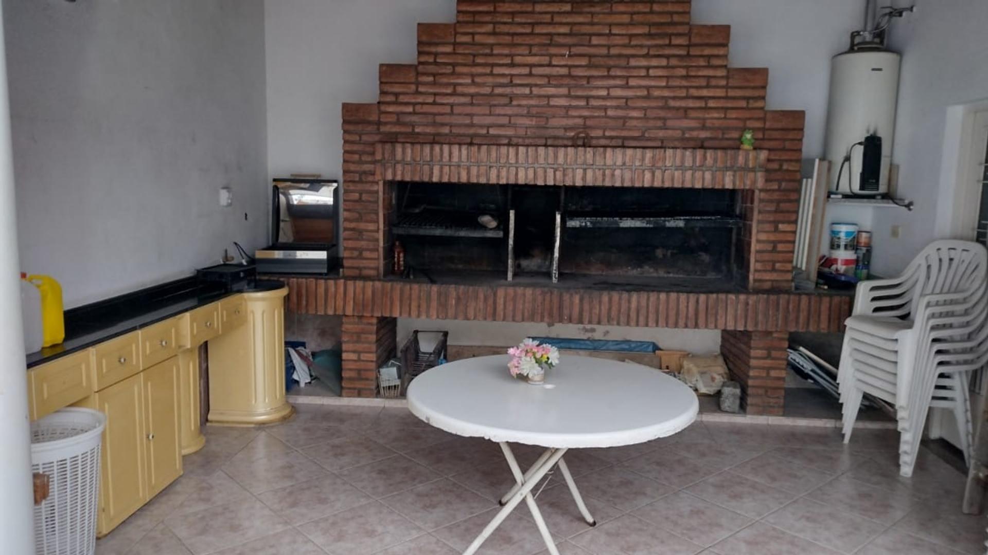 Casa 5 ambientes con 4 baños