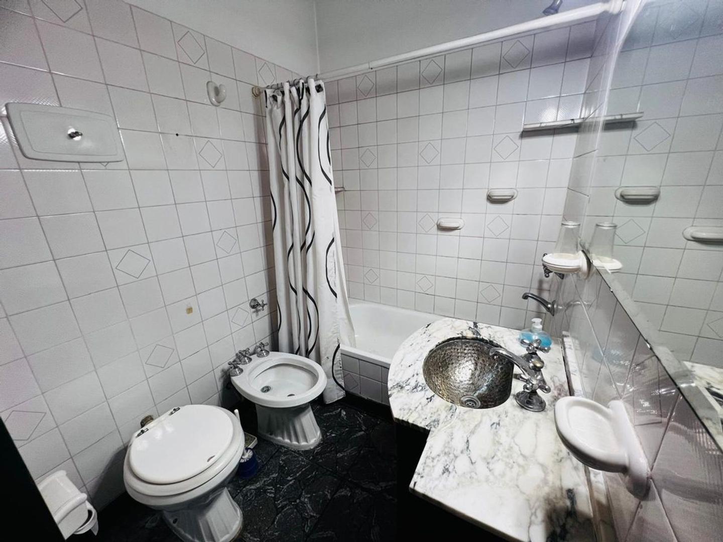 Casa en Venta con 4 cocheras