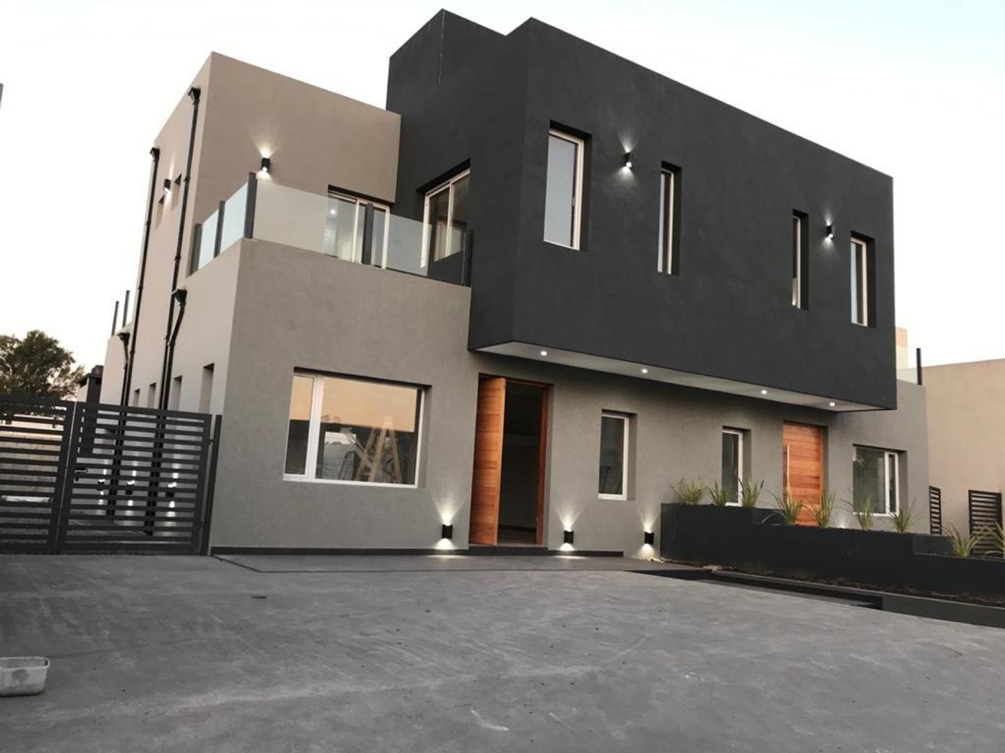 Casa en Venta con 4 cocheras