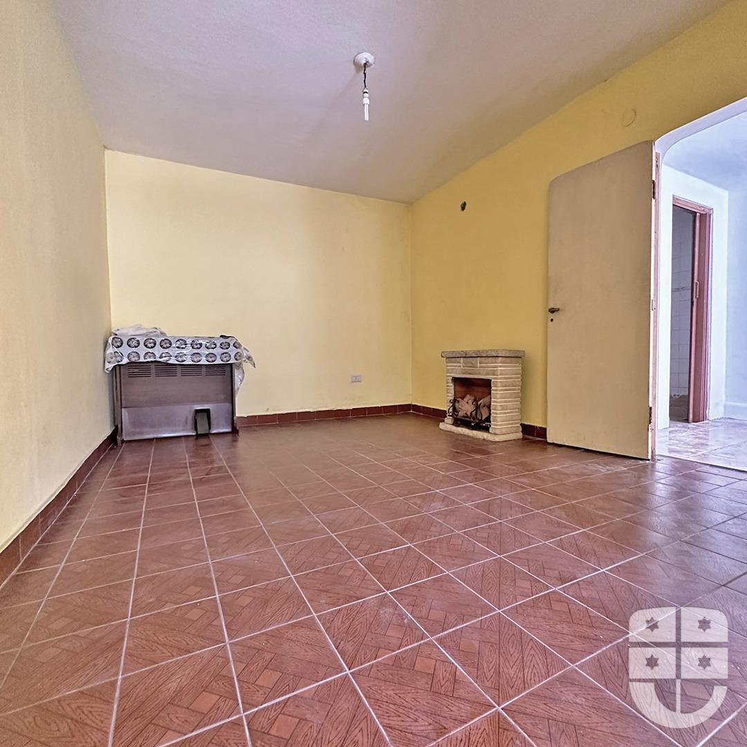 CASA DE PASILLO EN ARROYITO OPORTUNIDAD!