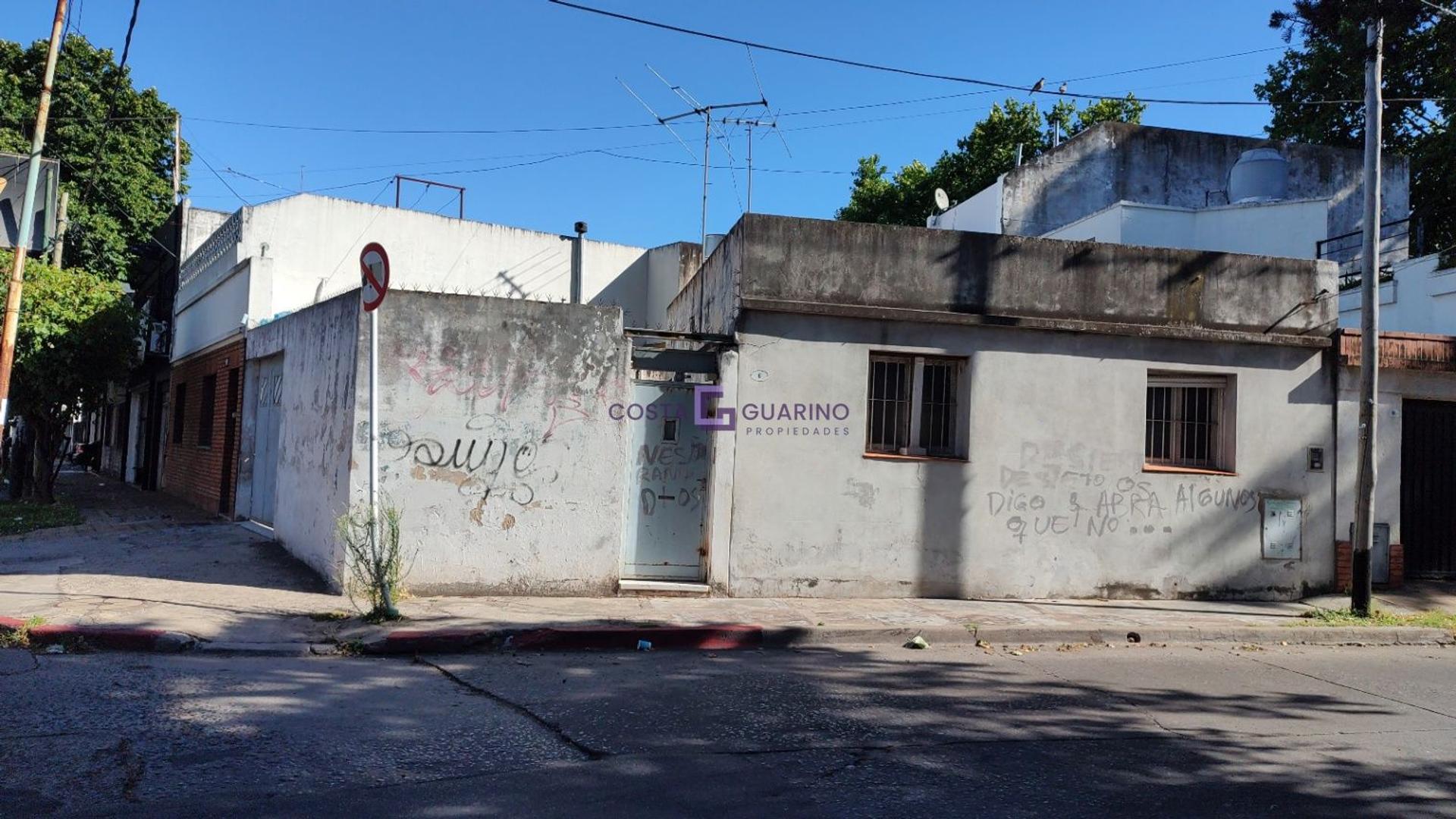 Casa de 3 ambientes a refaccionar ubicada en esquina Coucheiro y Av Republica