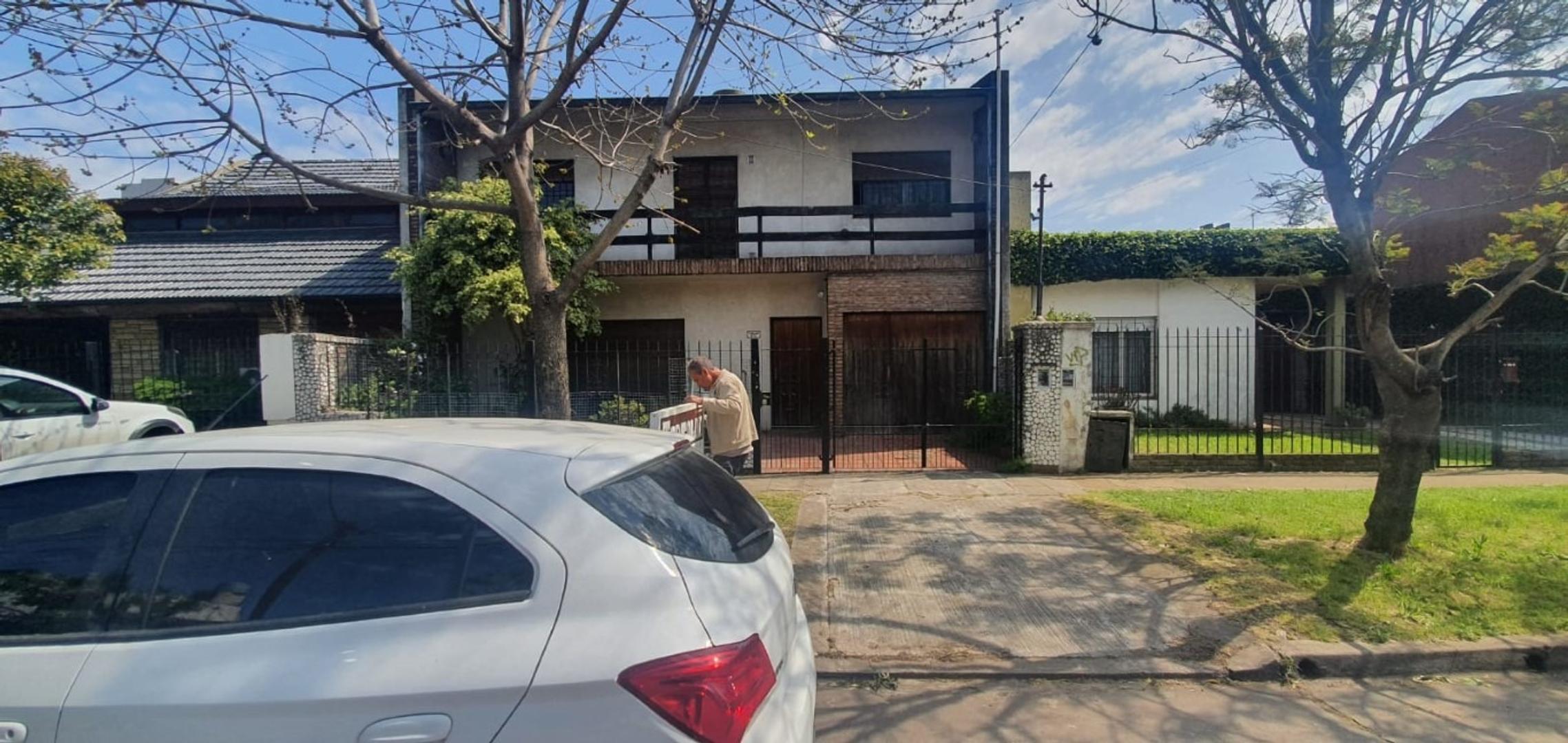 CASA DE 4 AMBIENTES ...INMEJORABLE UBICACION