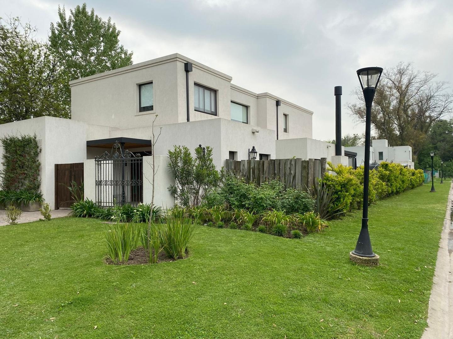 Casa en Venta en B° La Candelaria, Bella Vista, Lote central