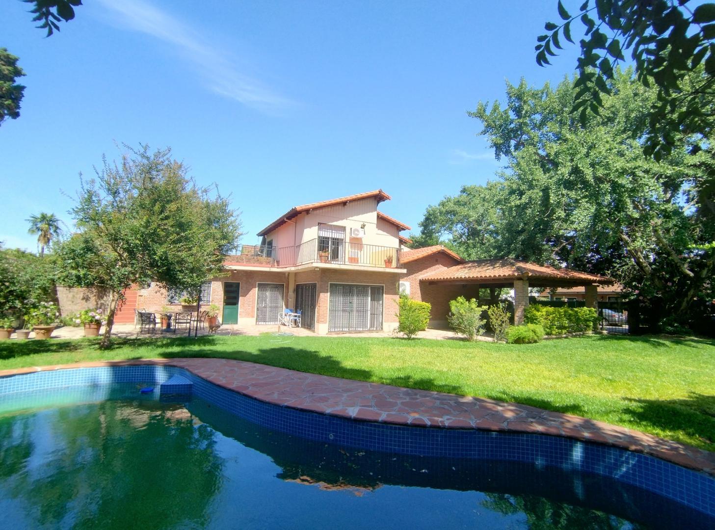 CASA CON GRAN JARDIN Y PILETA