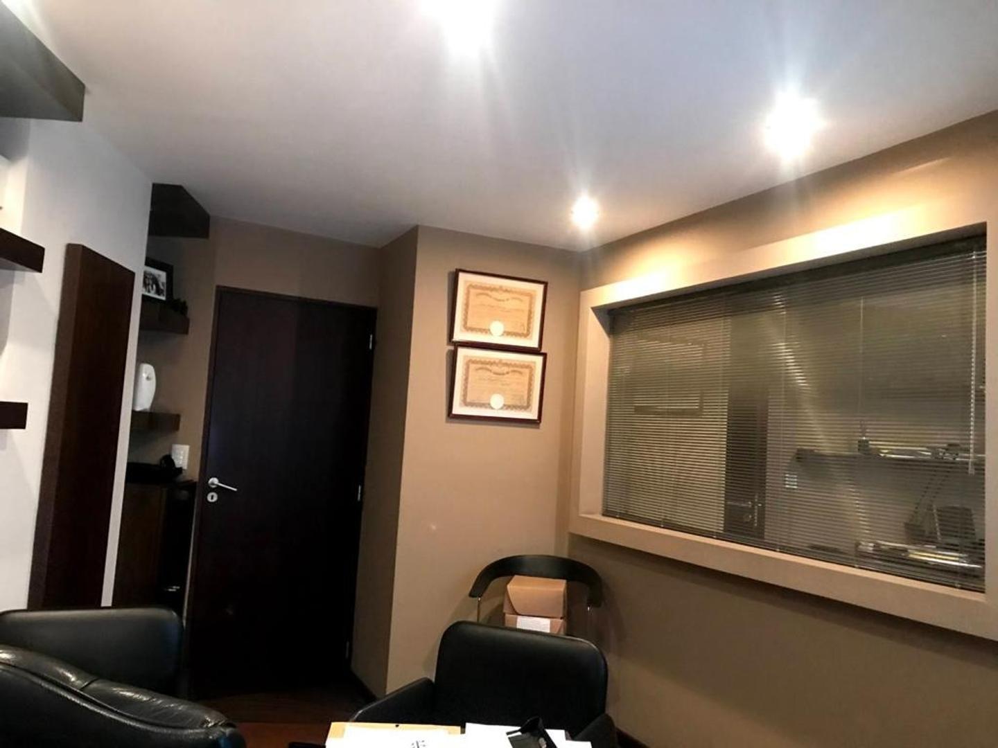 VENDO IMPORTANTE OFICINA CENTRICA TOTALMENTE EQUIPADA 