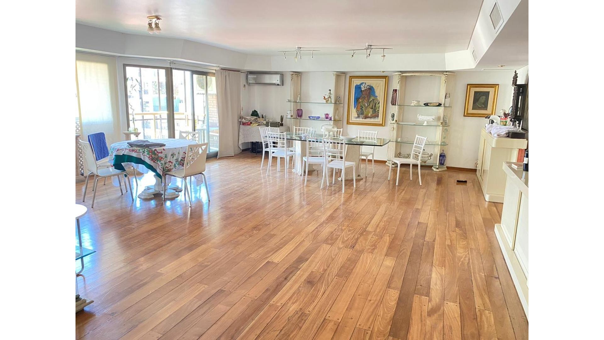 Muy Amplio Semipiso en Edificio de Categoría