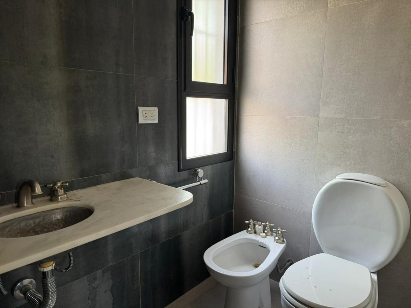 Casa en alquiler en el casco viejo frente a la plaza