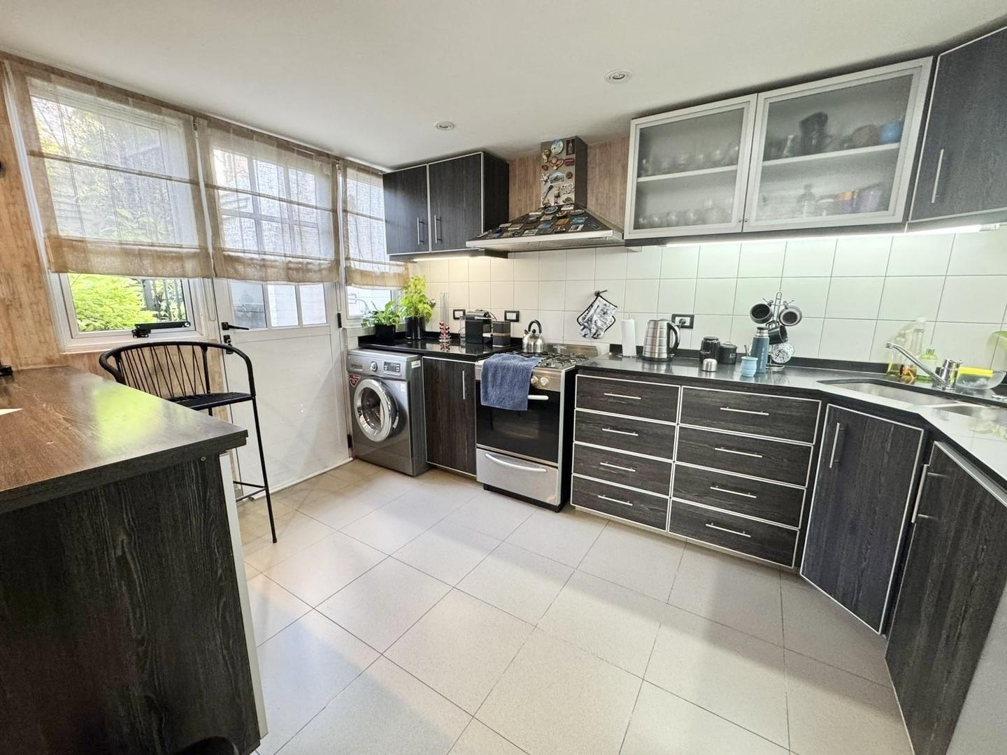 Casa 4 ambientes en excelente estado y ubicación.