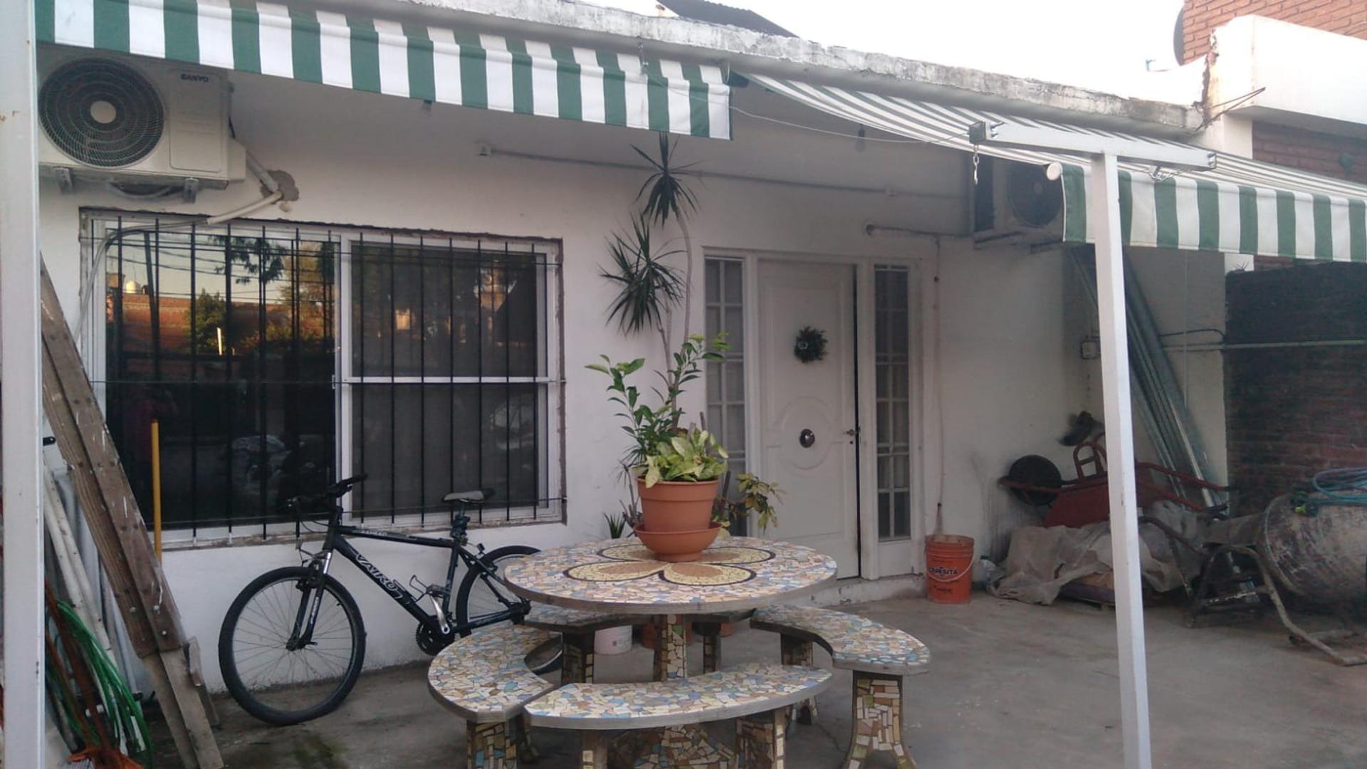 PH tipo CASA 4 AMBIENTES con jardin al frente-V. Ballester