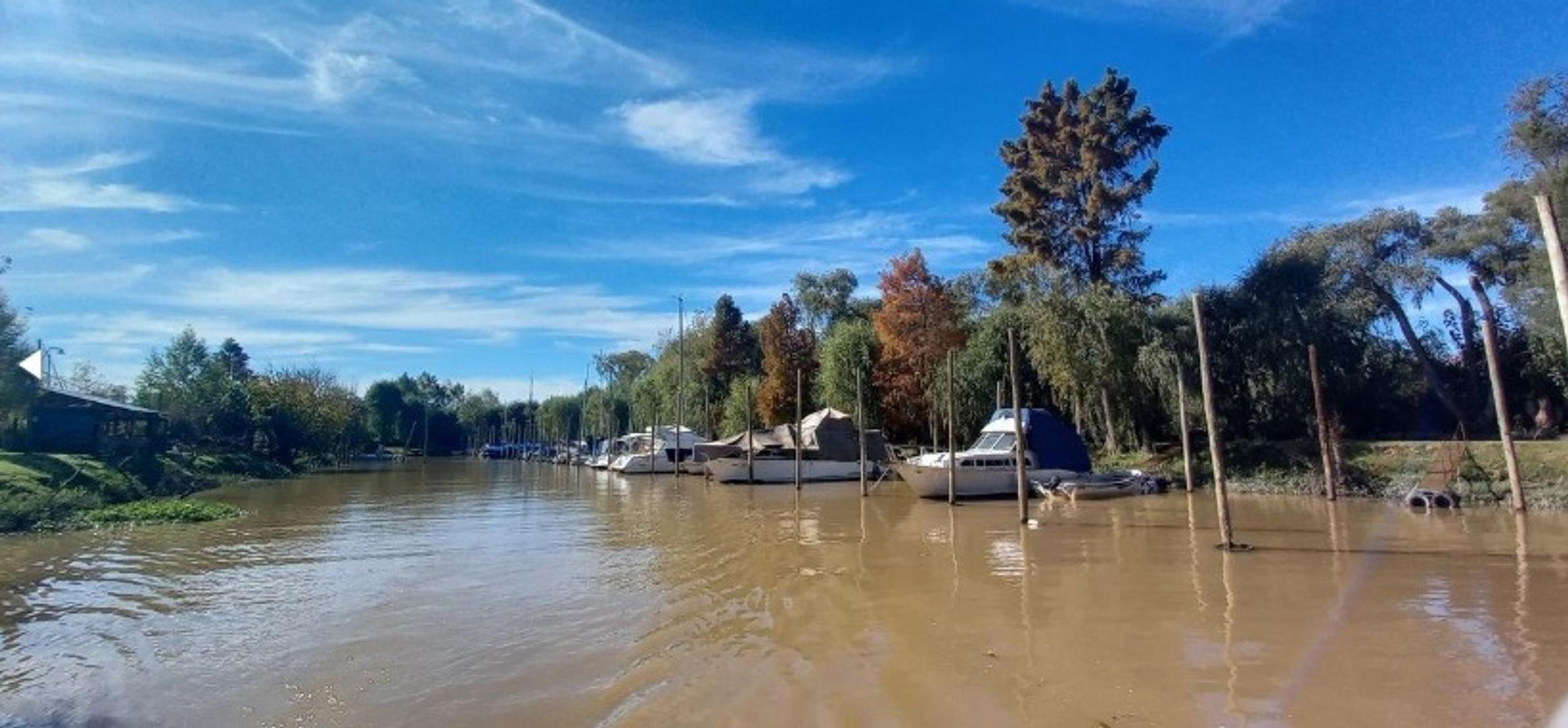 Marina para 80 barcos / Lujan.