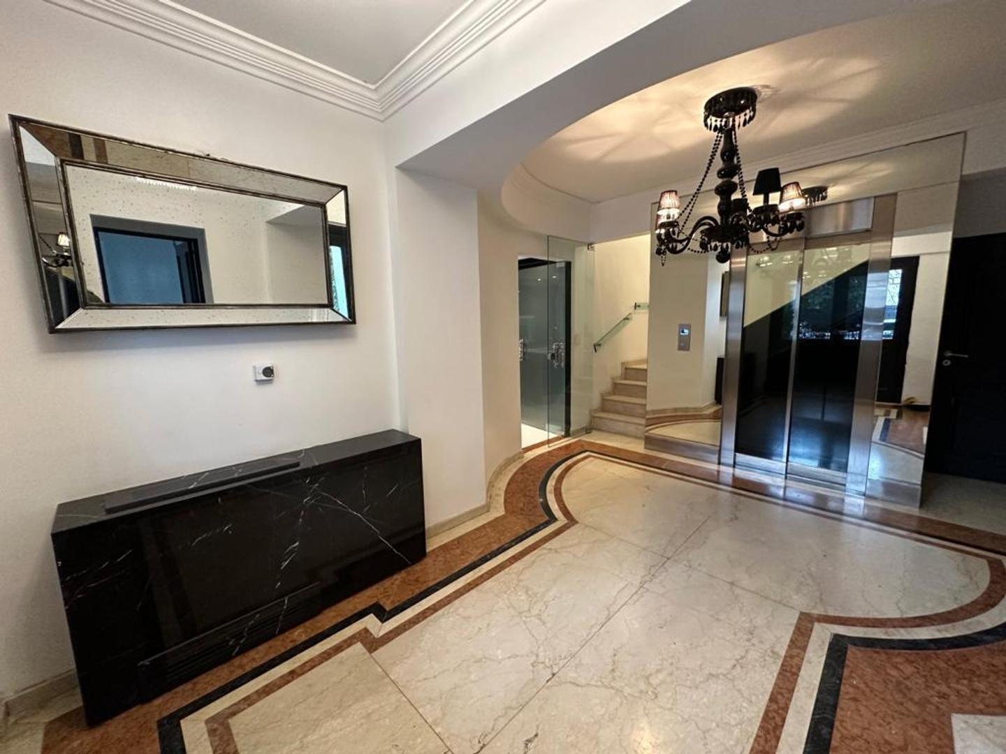 Casa en Alquiler con 2 cocheras