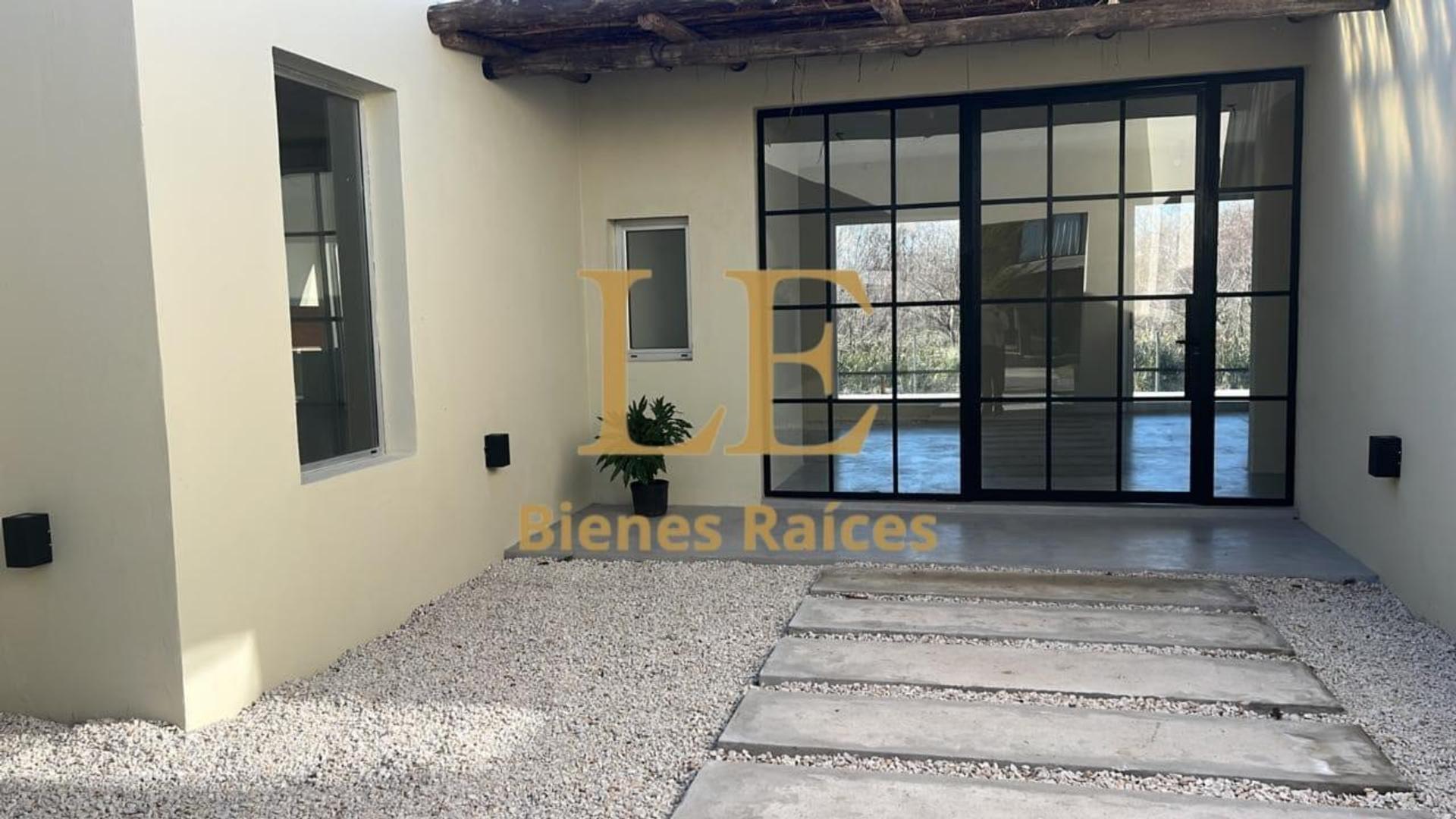 Casa 4 ambientes con 3 baños