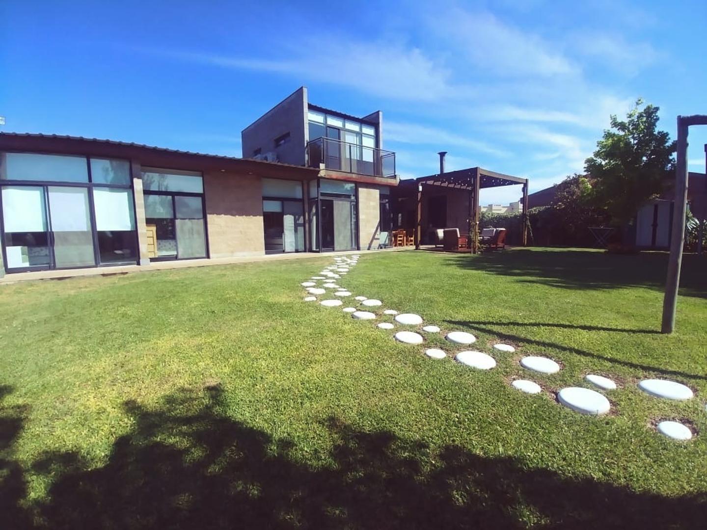 Casa en Venta con 4 cocheras