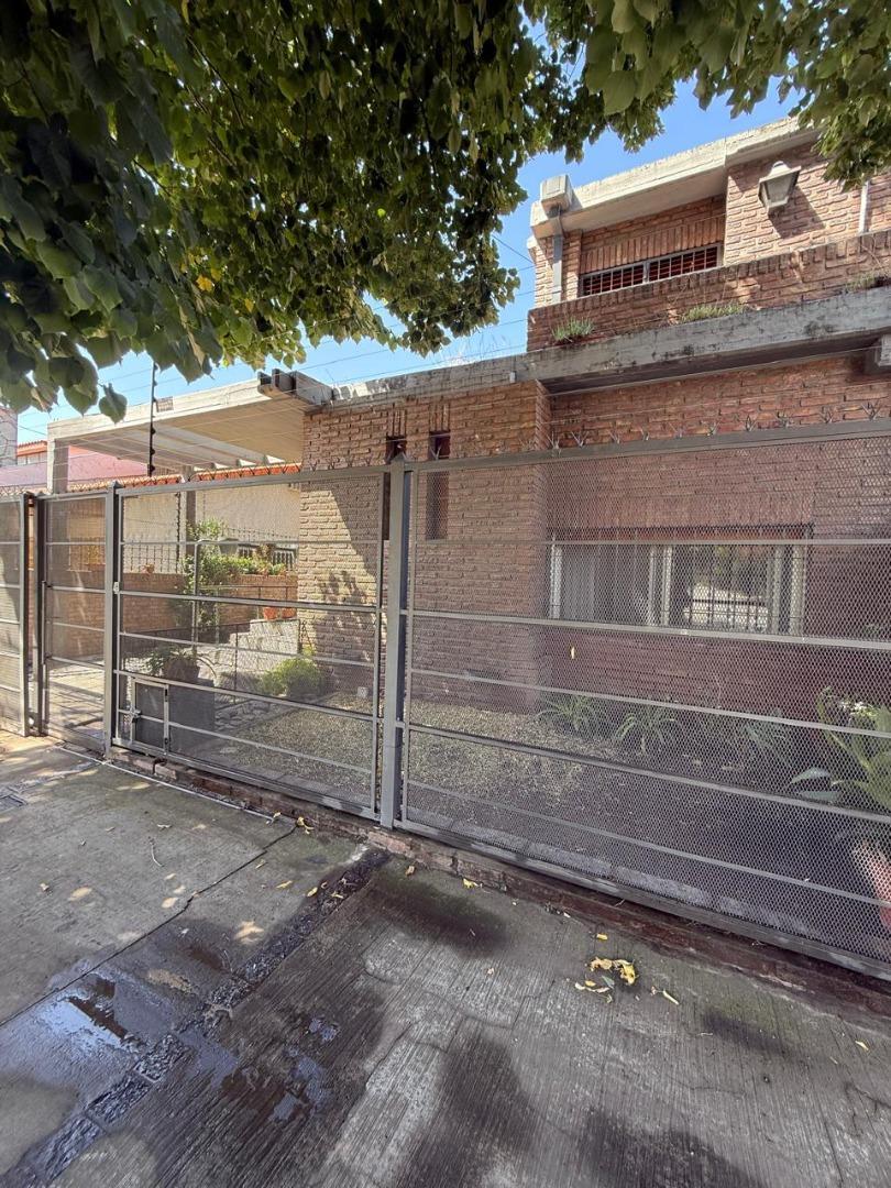 Casa en alquiler 3 ambientes en Castelar Norte