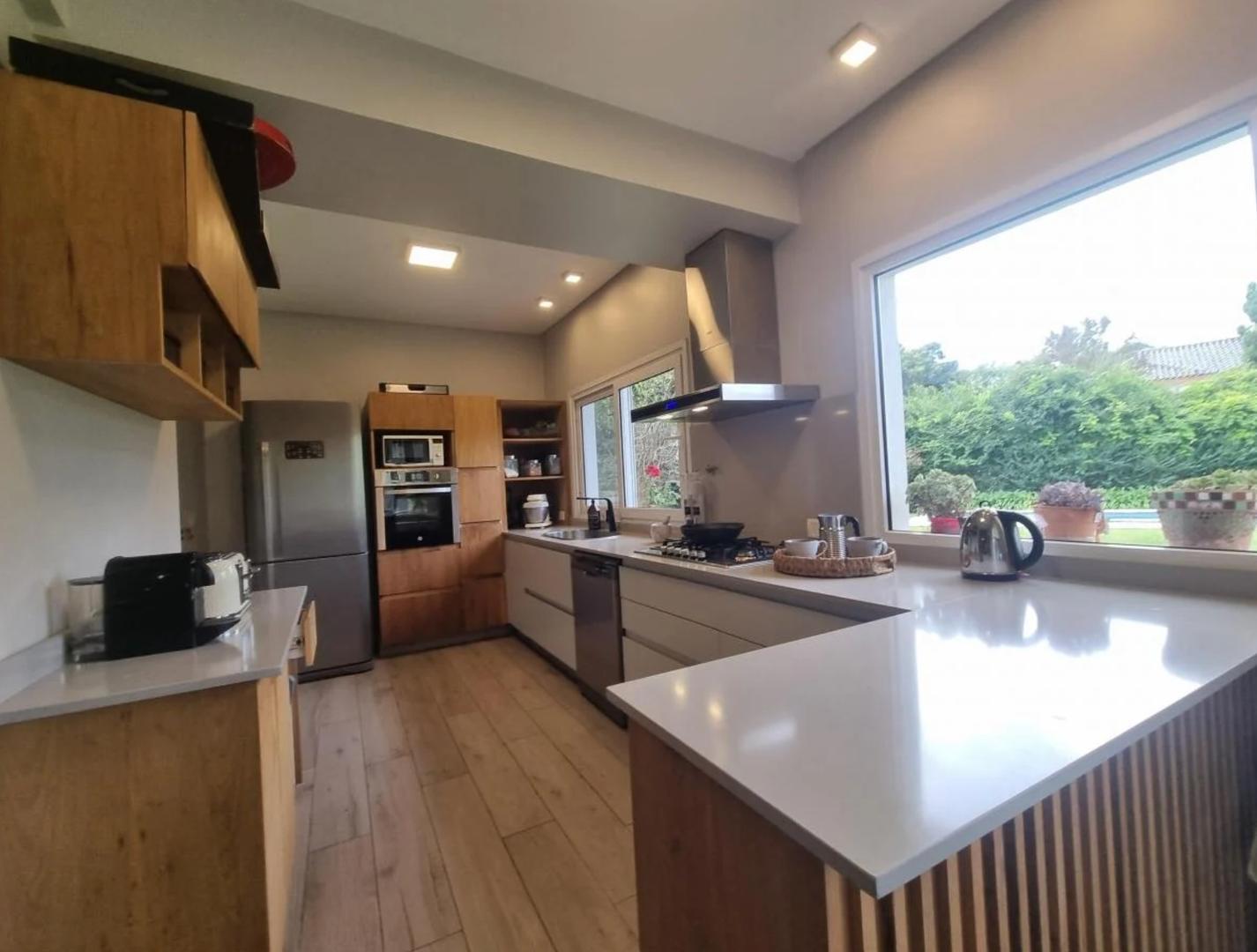 Casa 5 ambientes con 4 baños