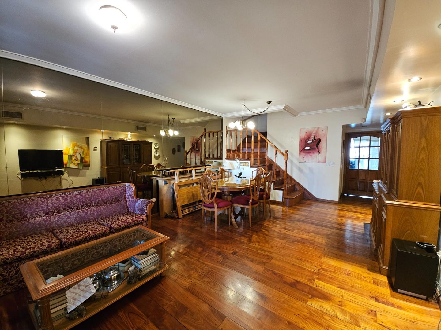 Casa en Venta con 4 cocheras