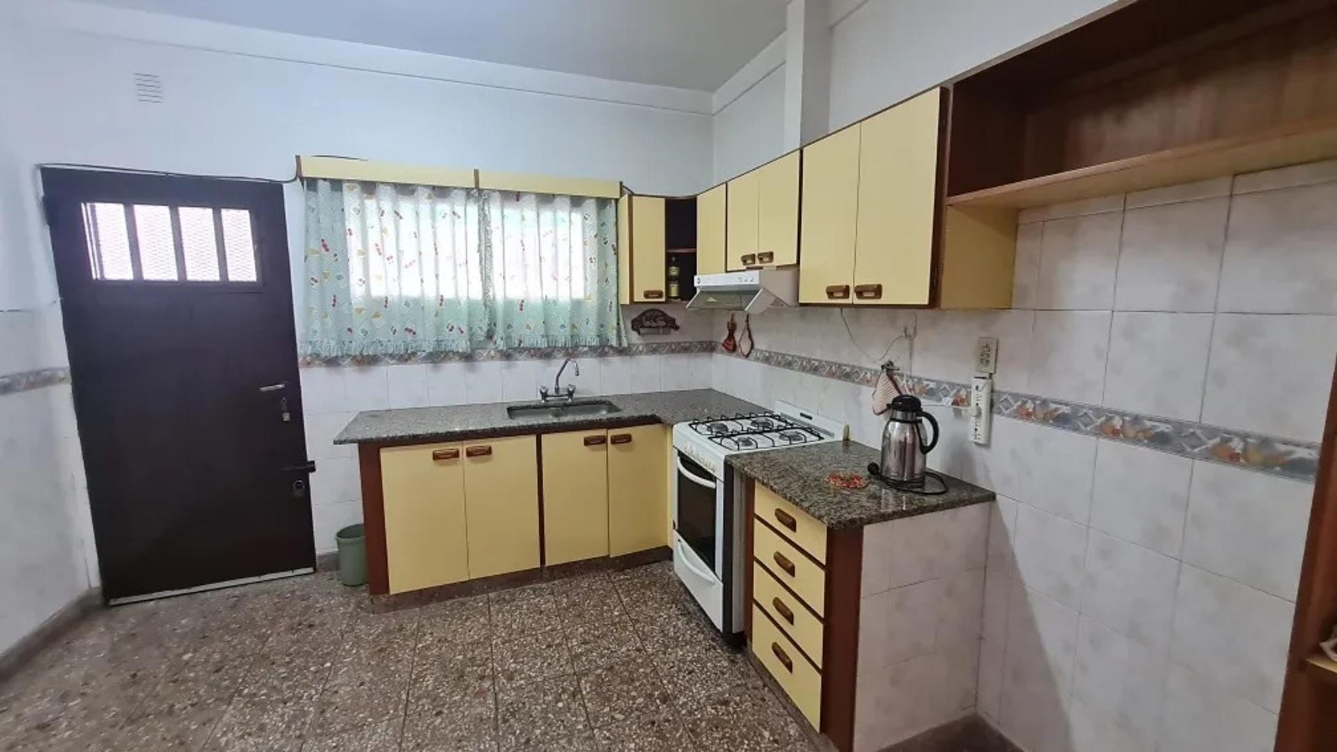 Casa 3 ambientes con 2 baños