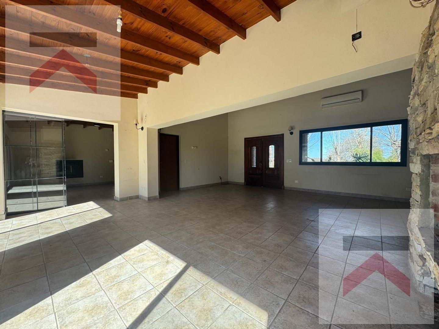 Casa 5 ambientes con 4 baños