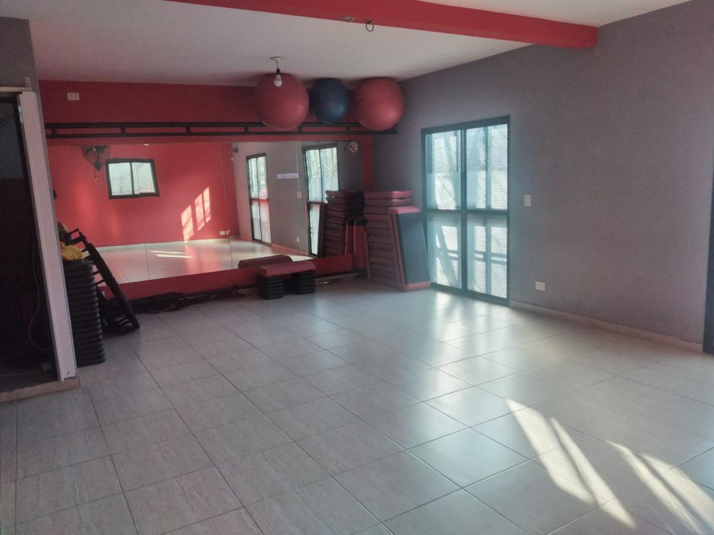 Local con vivienda, a metros de la estación Glew