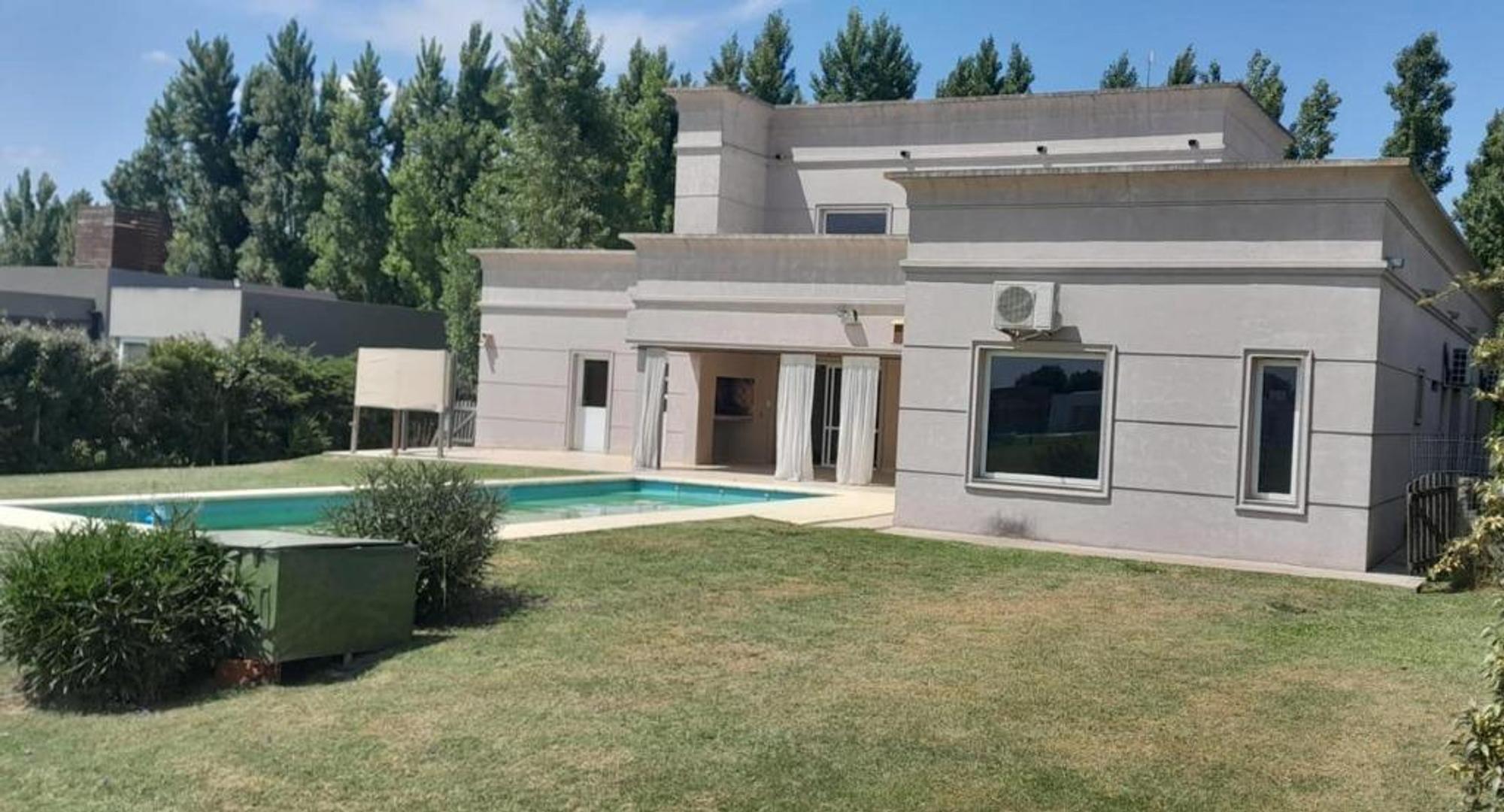Casa 5 ambientes con 4 baños