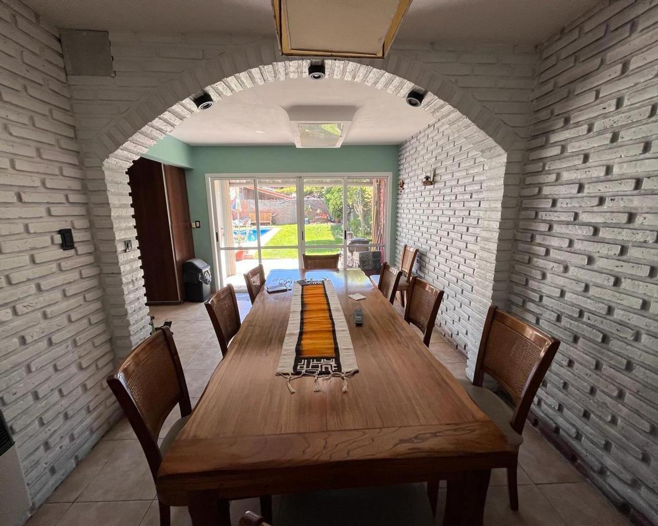 Casa en Venta con 2 cocheras