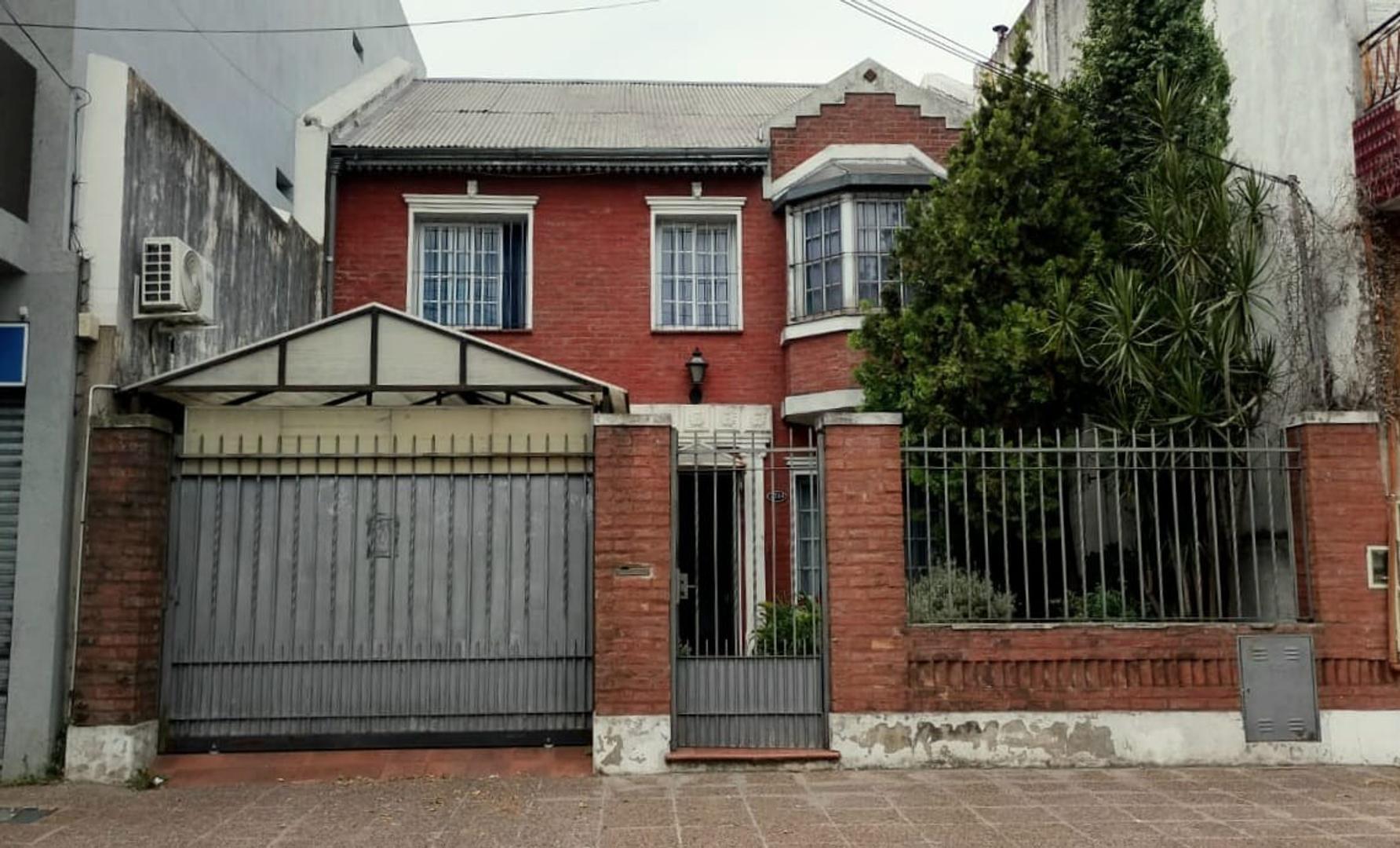 VENTA Casa 5 ambientes con quincho y pileta San Justo