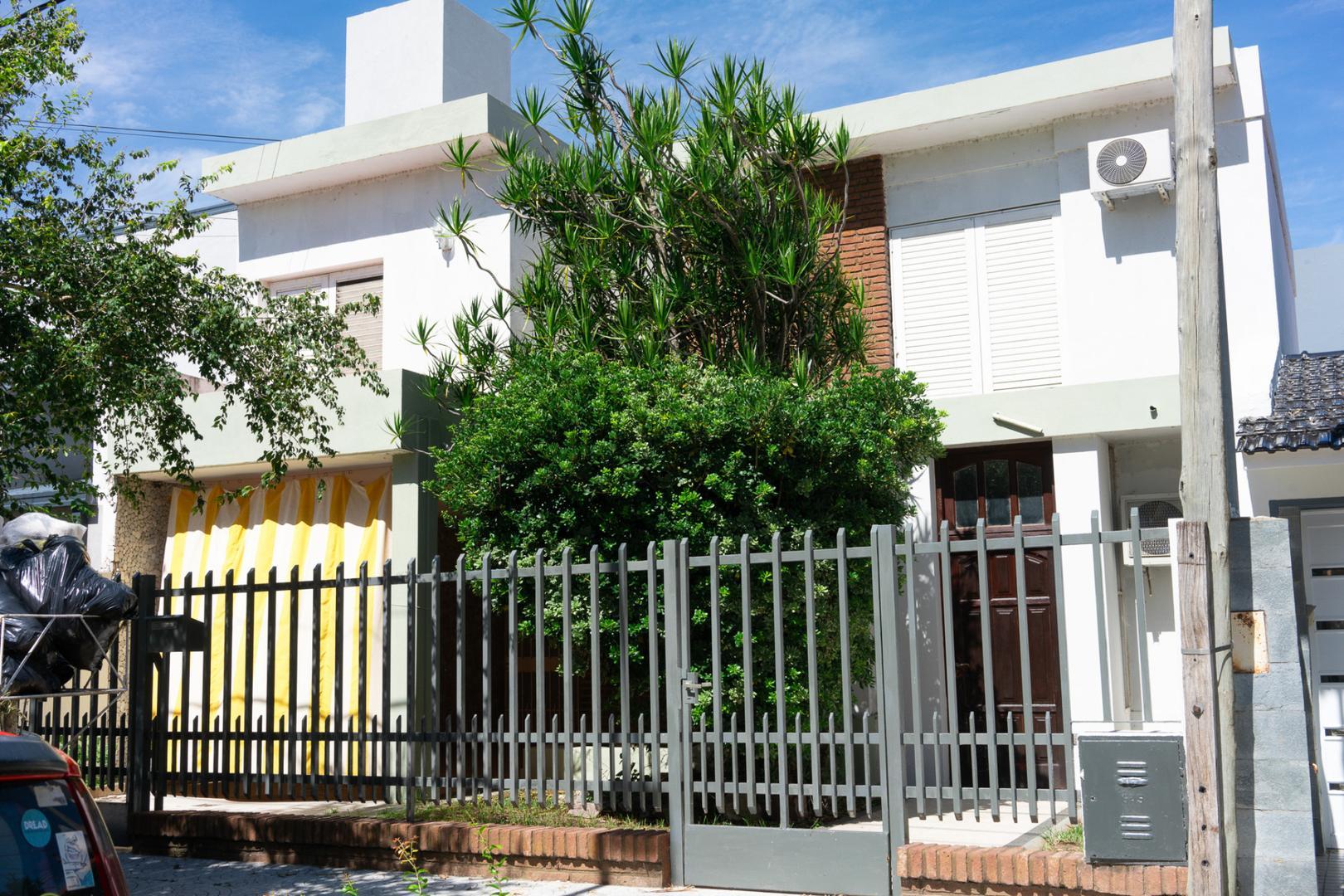 AMPLIA CASA EN 7 JEFES, A METROS DE COSTANERA