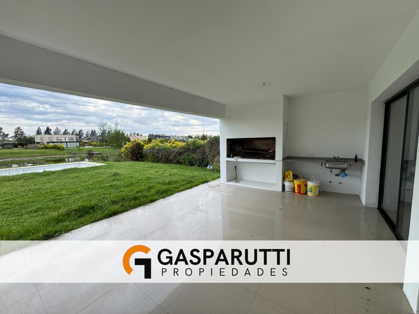 Casa en Venta con 4 cocheras