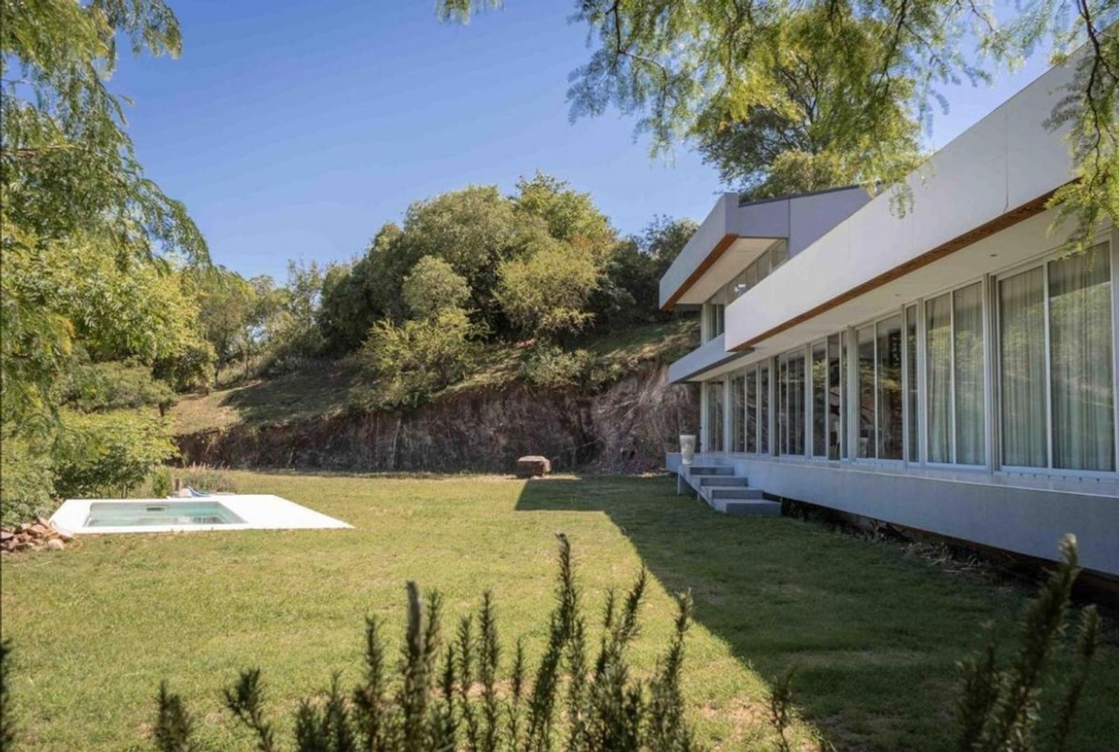 VENTA CASA DE DISEÑO 2 DORM CORRAL BARRANCAS CBA