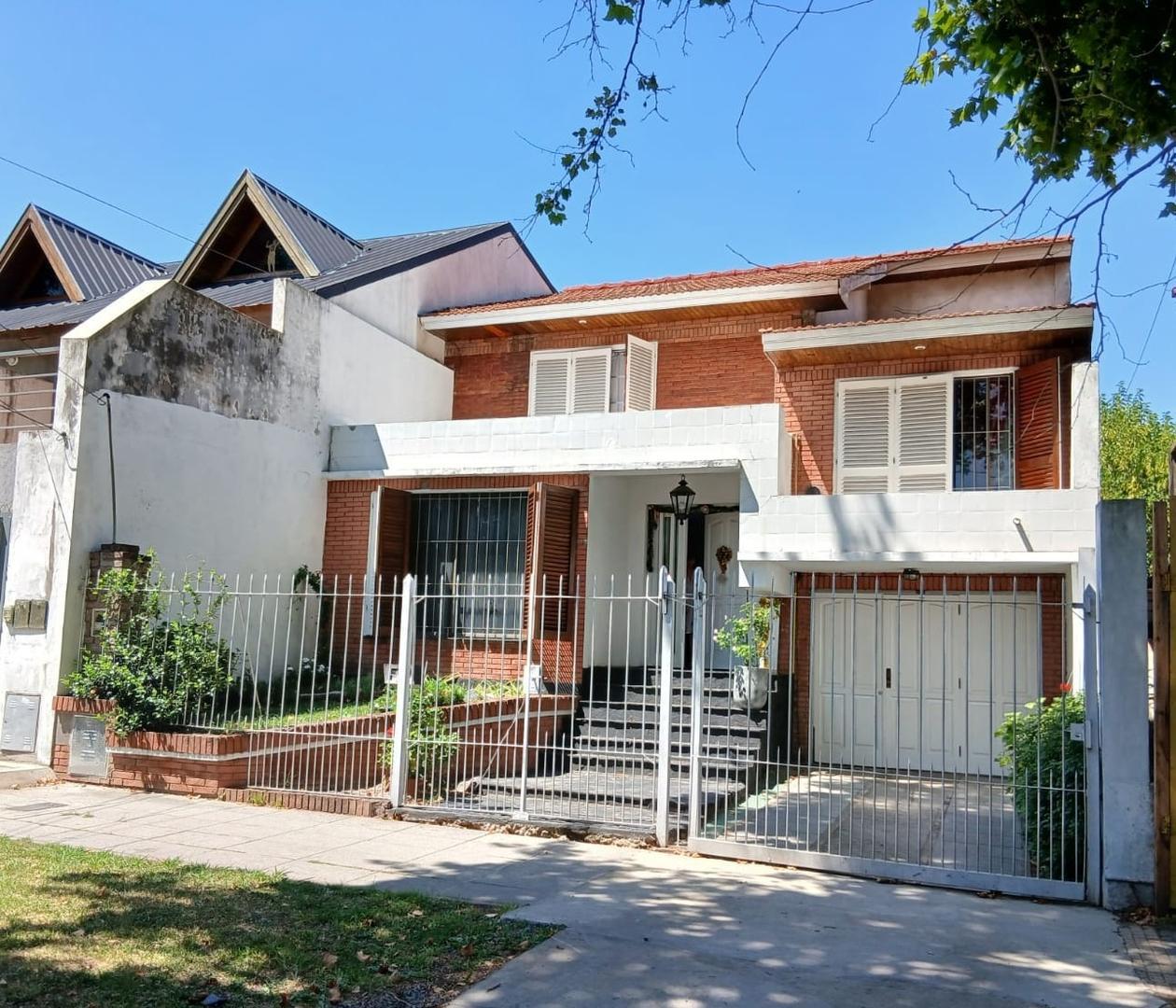 Hermoso Chalet con Amplio Parque