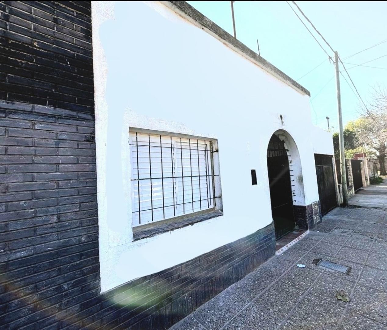 Casa 2 Dorm, Gran Patio y Cochera (Alquilada)