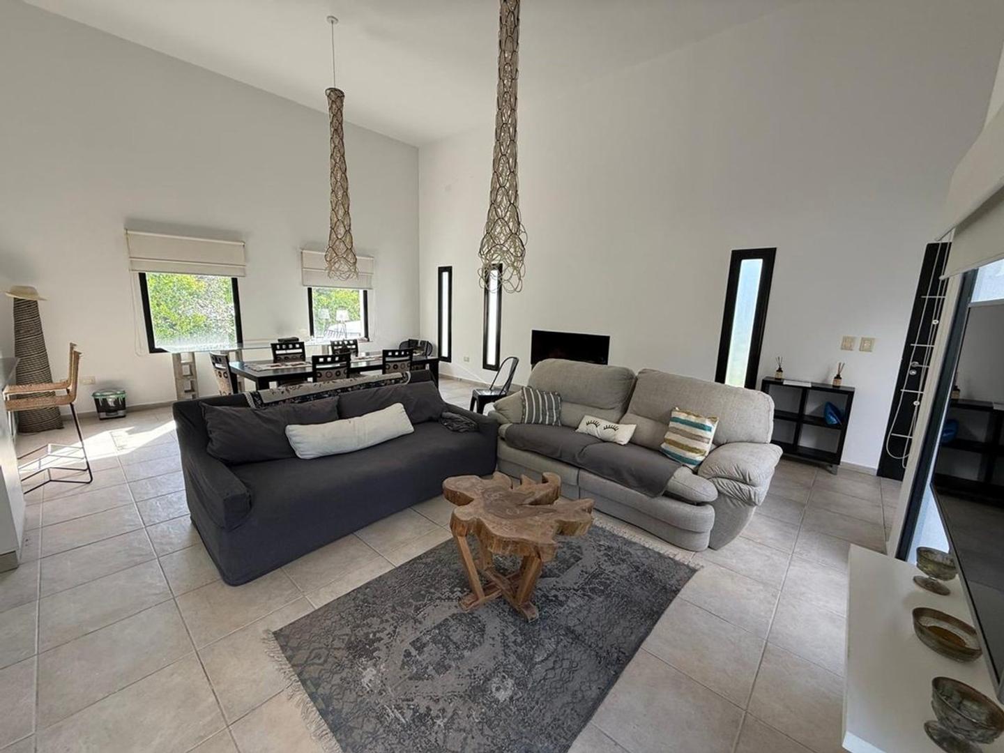 Casa 4 ambientes con 2 baños