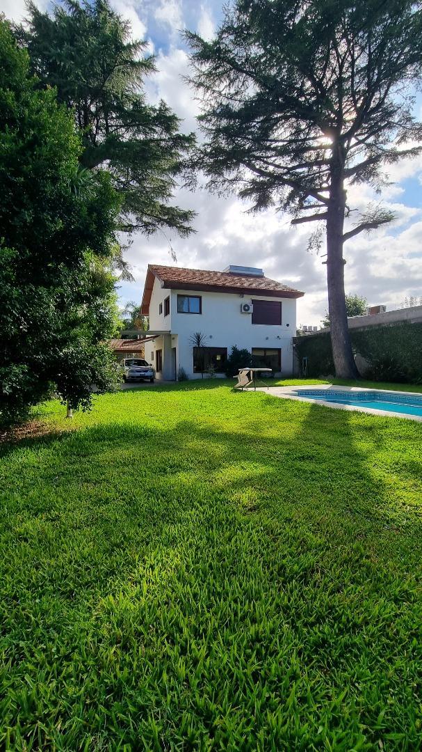 Casa 4 ambientes con 5 baños