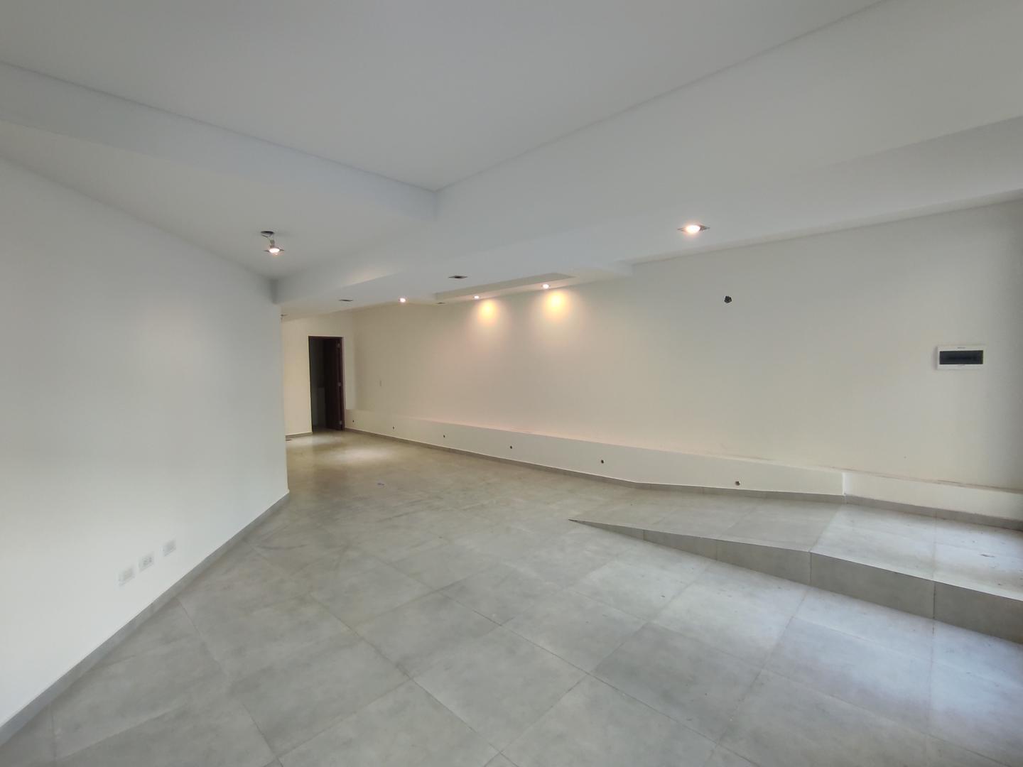 Amplio Local Comercial -  Gran ubicación