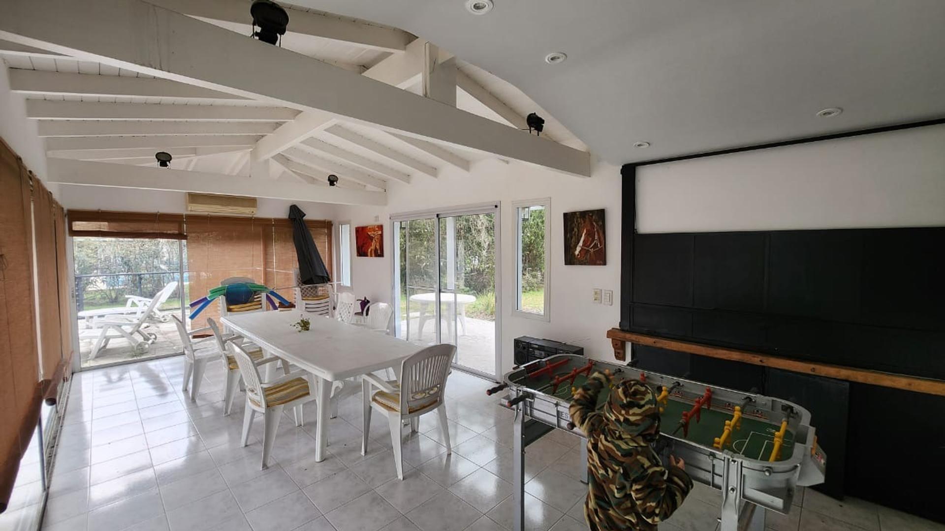 Casa en Venta con 4 cocheras